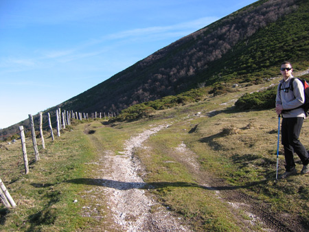 Camino bajo el pico Cascuerres por su zona norte